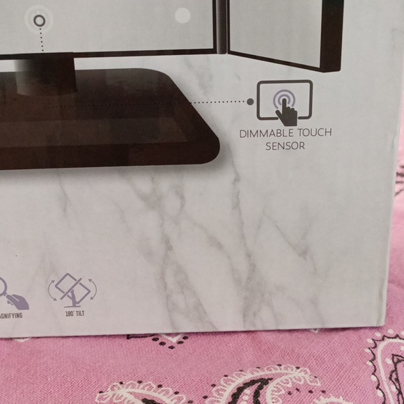 Smart touch tri-fold LED mirror - Picture 4 of 8